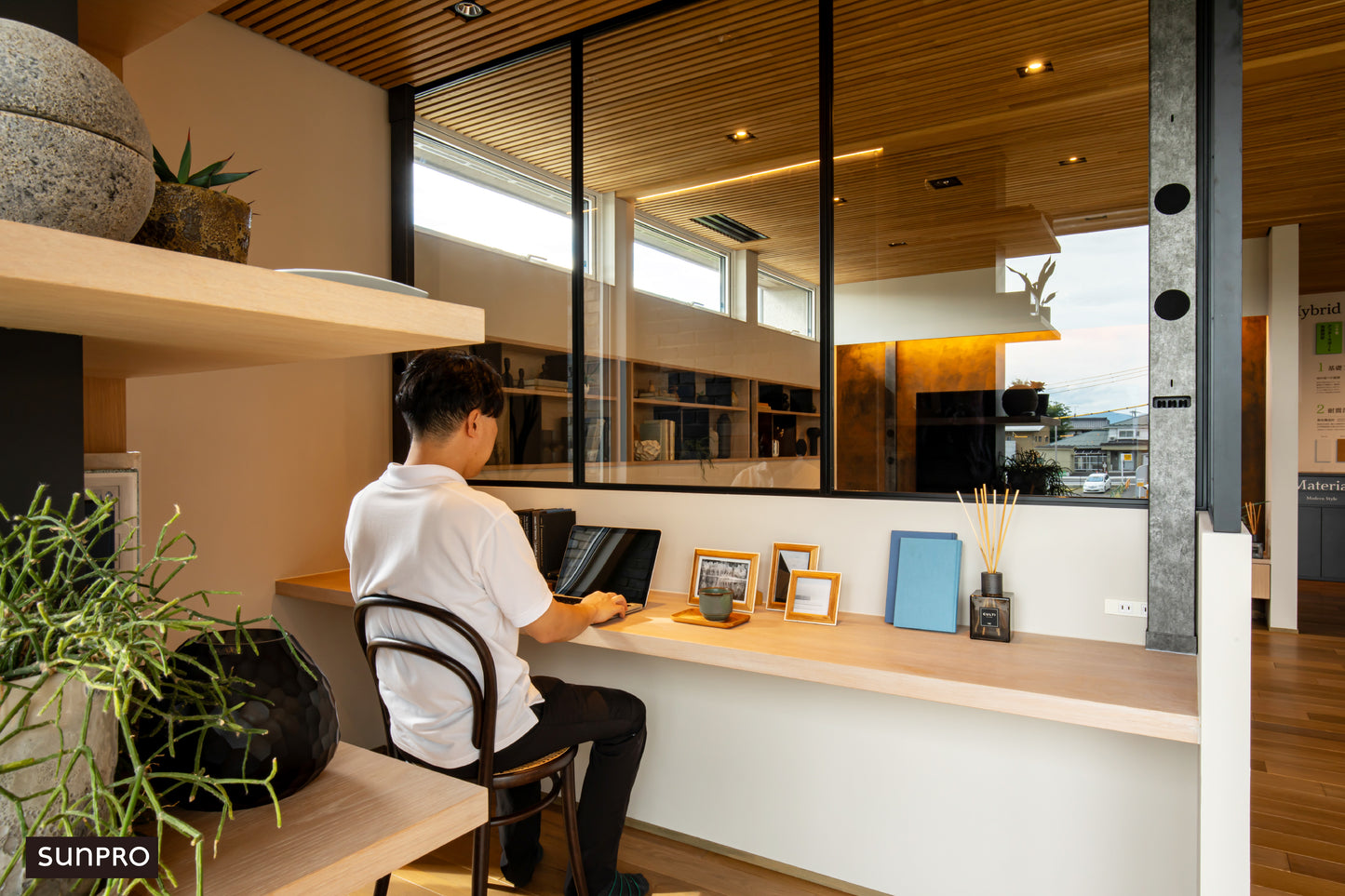 2×4SPEAKER 壁掛けBluetoothスピーカー| ホームシアター/プロジェクターに最適 | 映像とシンクロする縦型デザイン (ロングサイズ)