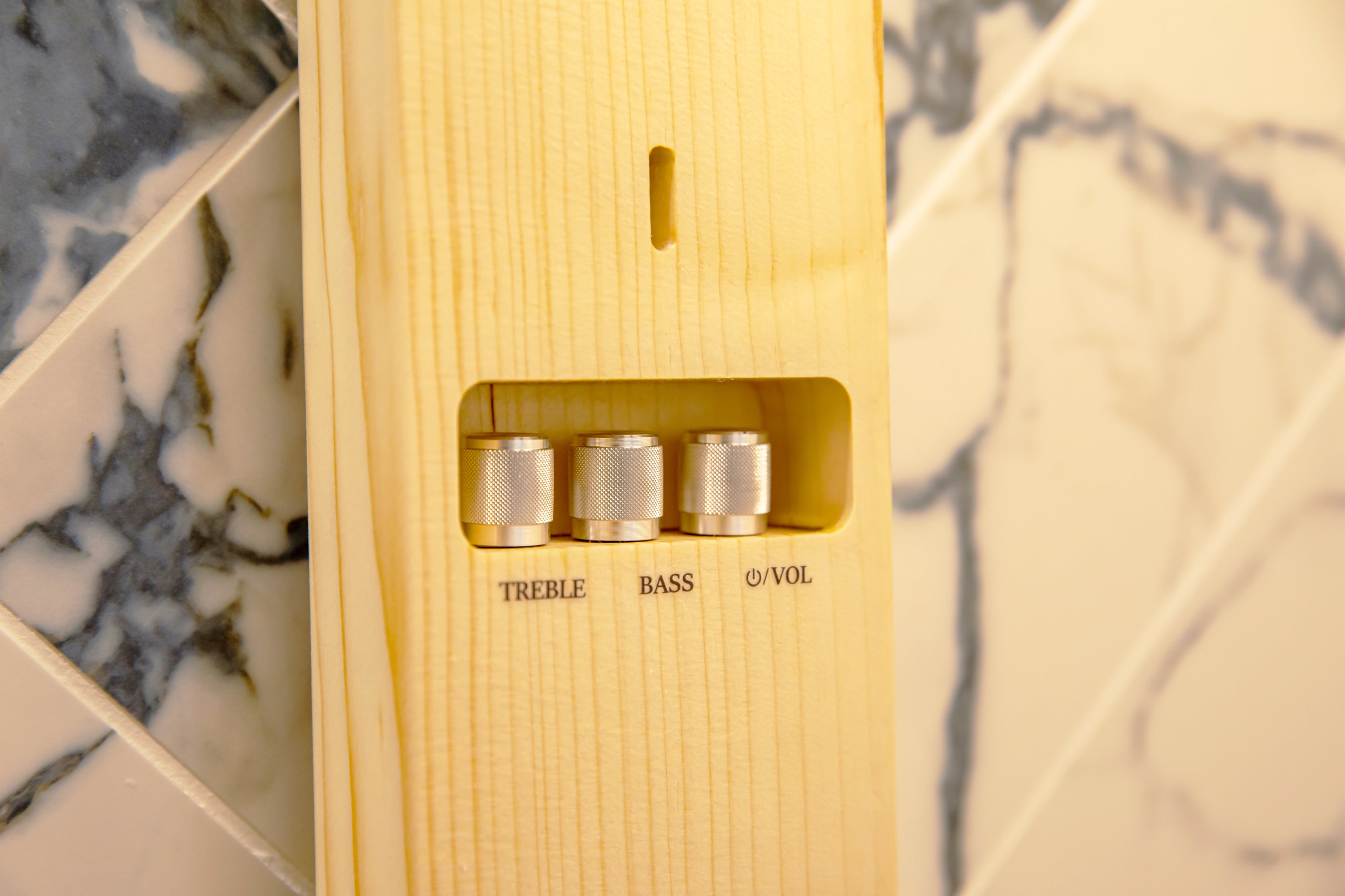 [TIMBR]壁掛けスピーカー Bluetooth 賃貸OK スピーカーカバー黒 TIMBR (2×4SPEAKER) 壁掛けBluetoothスピーカー| ホームシアター