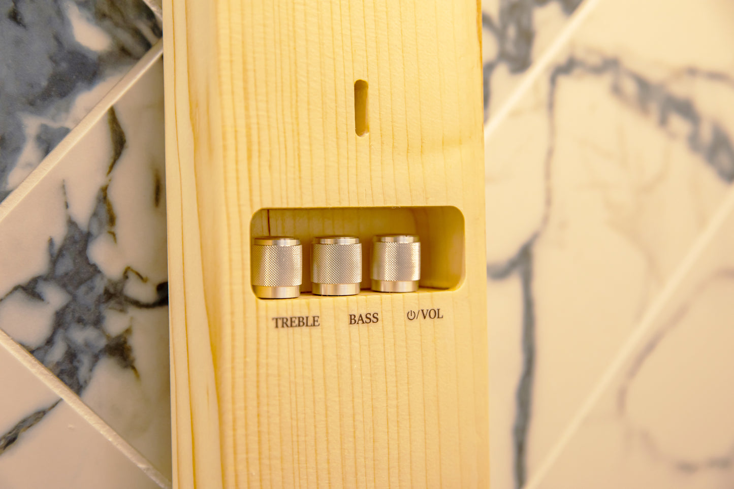 2×4SPEAKER 壁掛けBluetoothスピーカー| ホームシアター/プロジェクターに最適 | 映像とシンクロする縦型デザイン (ショートサイズ)