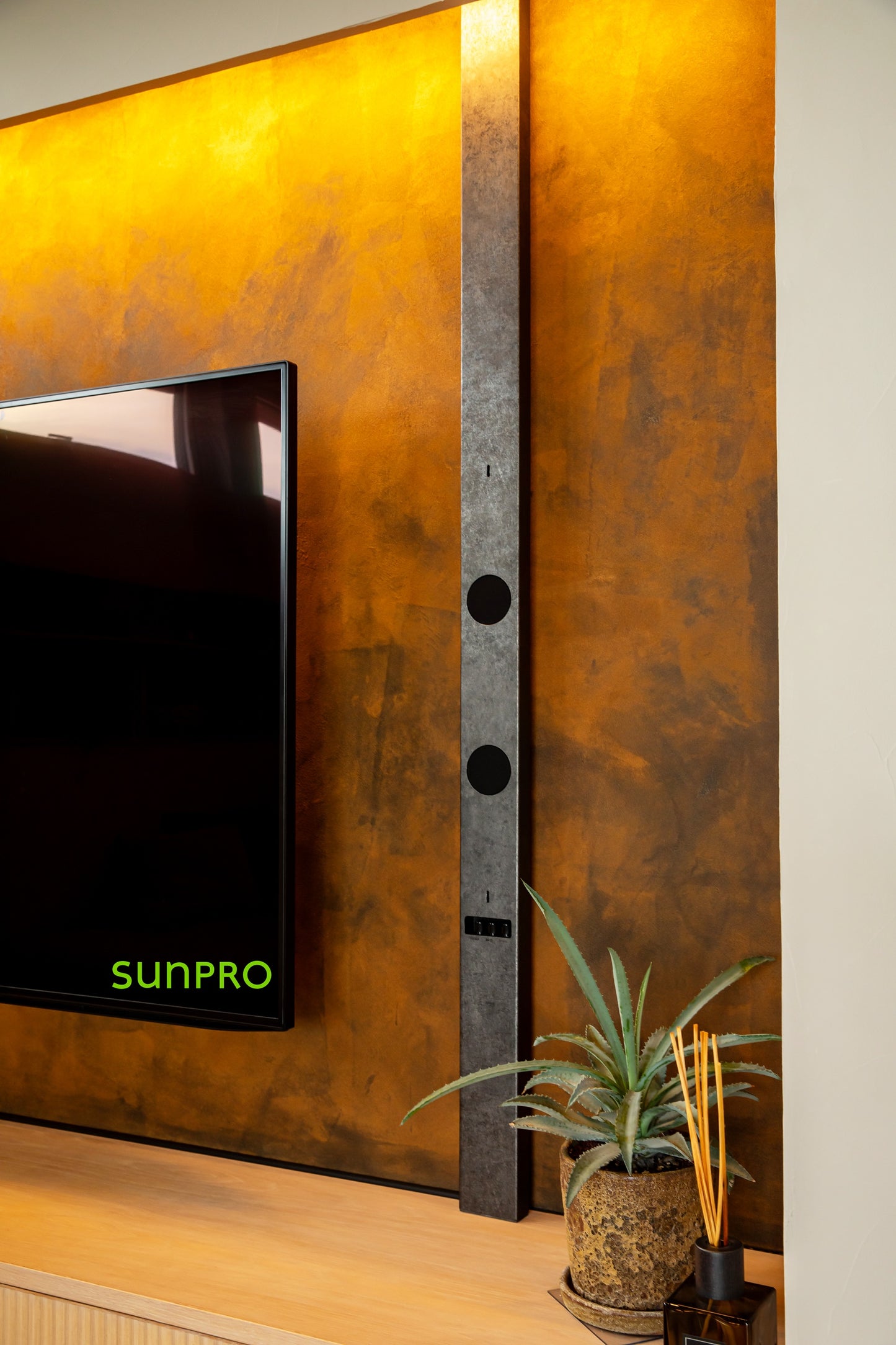 【DAITO VOICE】 2×4スピーカー 壁掛けBluetoothスピーカー| ホームシアター/プロジェクターに最適 | 映像とシンクロする縦型デザイン(オリジナルカットサイズ)