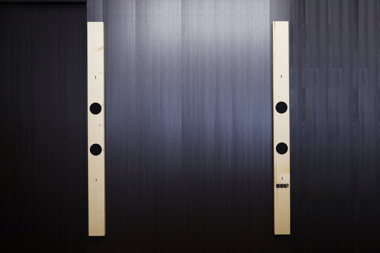 2×4SPEAKER 壁掛けBluetoothスピーカー| ホームシアター/プロジェクターに最適 | 映像とシンクロする縦型デザイン (ショートサイズ)