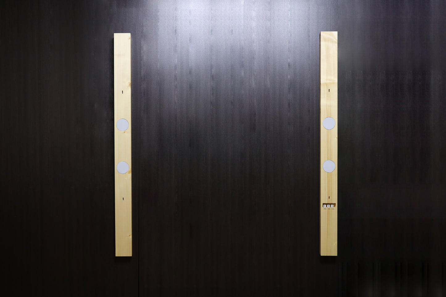 2×4SPEAKER 壁掛けBluetoothスピーカー| ホームシアター/プロジェクターに最適 | 映像とシンクロする縦型デザイン (ショートサイズ)