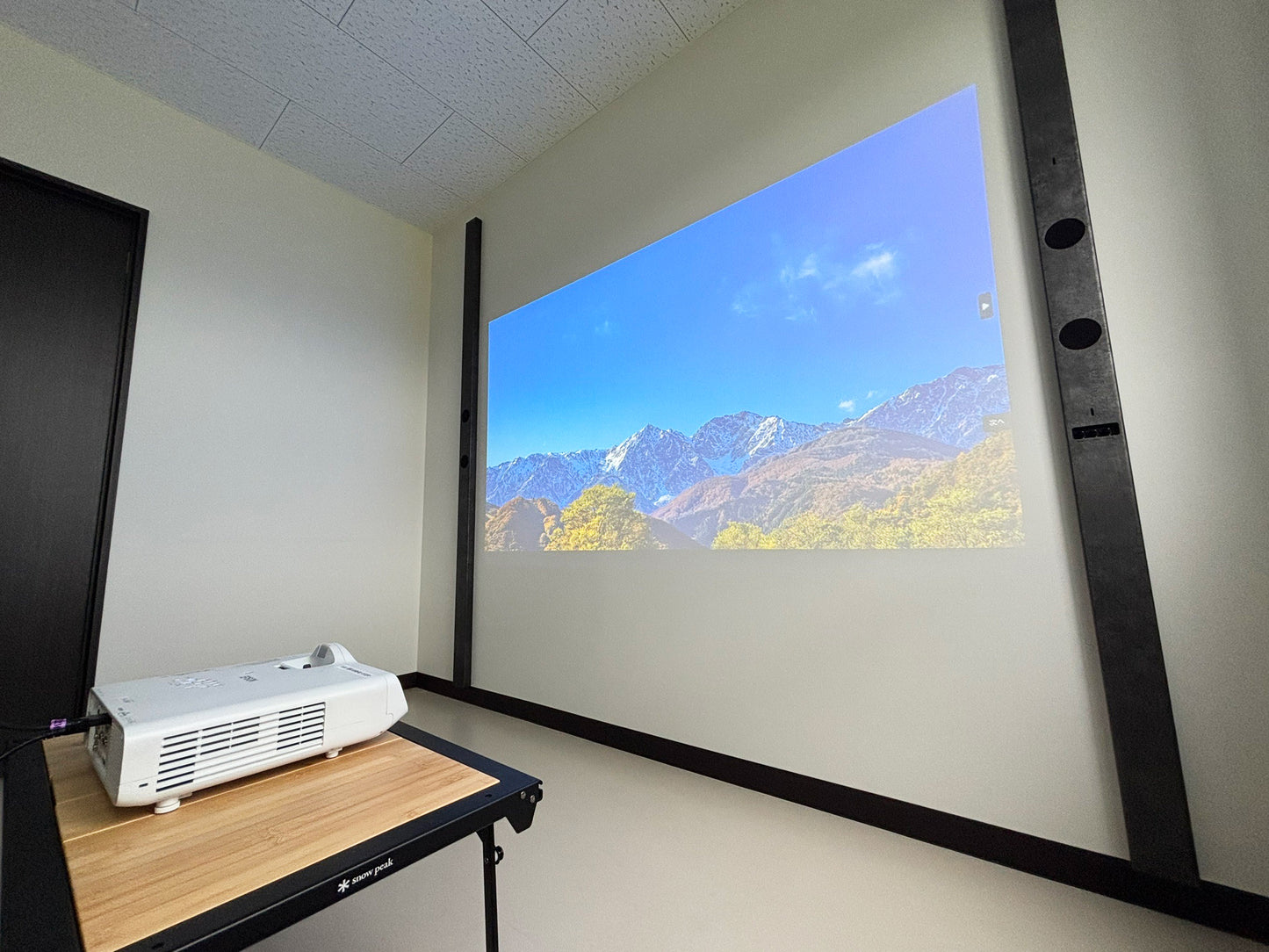 2×4SPEAKER 壁掛けBluetoothスピーカー| ホームシアター/プロジェクターに最適 | 映像とシンクロする縦型デザイン (ロングサイズ)